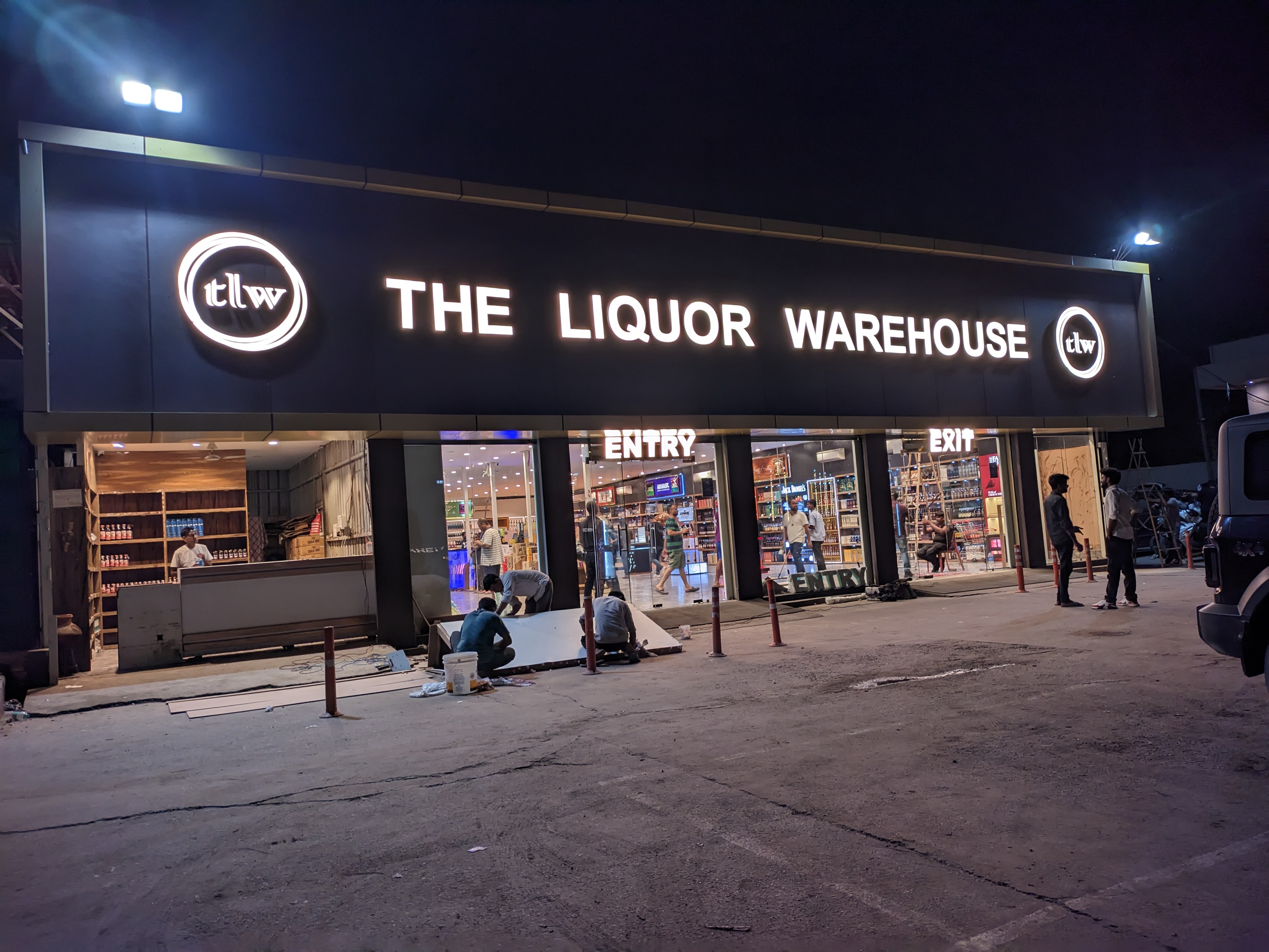 the-liquor-warehouse-exterior-signage-project-baba-supersign